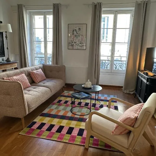 Escale citadine au centre d'Avignon, climatisation, appartement de charme, spacieux et lumineux，位于阿维尼翁的酒店