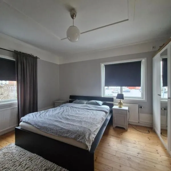 Rymlig lägenhet I hjärtat av Lindesberg 95kvm，位于林德斯贝里的酒店