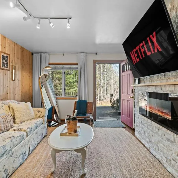 Ski in Ski Out Cabin Hunter Mtn Seasonal Pool Access w Panoramic Views Hike Swim Fish Recharge，位于Lanesville的酒店