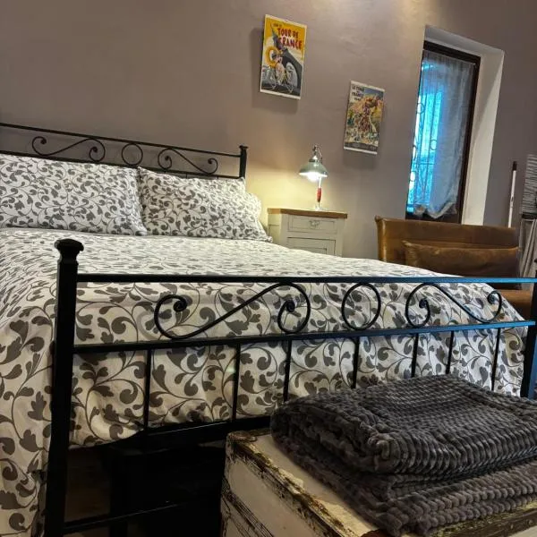 Cà del Prete country room by Cà degli Ovi，位于瓦伦扎的酒店