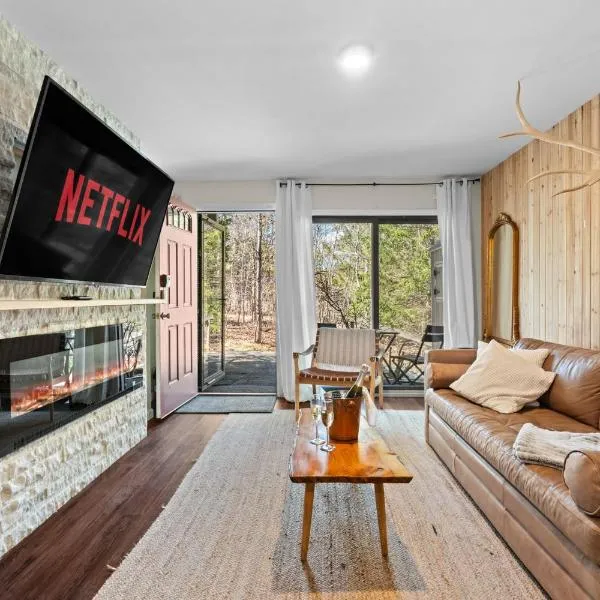 Ski In Ski Out Cabin on Hunter Mtn Seasonal Pool Access w Panoramic Views Hike Swim Fish Relax，位于Lanesville的酒店