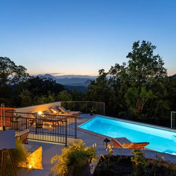 NEW! Villa AmaRosa - with heated pool and large playground，位于Zadvarje的酒店