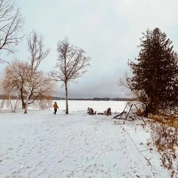 Charming Winter Cottage Retreat with Scenic Snow Views，位于Colborne的酒店