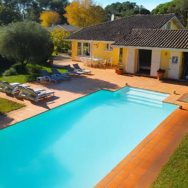 Villa Sweetlandes, 11 pers, piscine chauffée, grand jardin, proche plages et forêt Messanges，位于梅桑热的酒店