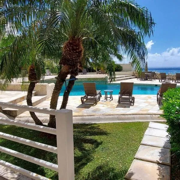 Oceanfront Bliss: 3-Bedroom, Pools & Peloton bike!，位于Cupecoy的酒店