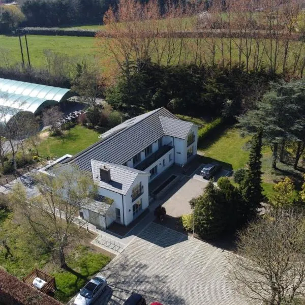 Hidden Acres- Room with Double & Single Bed, Malahide，位于马拉海德的酒店