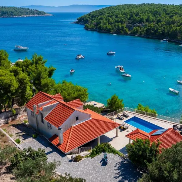 Luxury Villa Kate - in Lucice Bay with turquoise sea, Amazing Seaviews, and Heated Pool，位于米欧纳的酒店