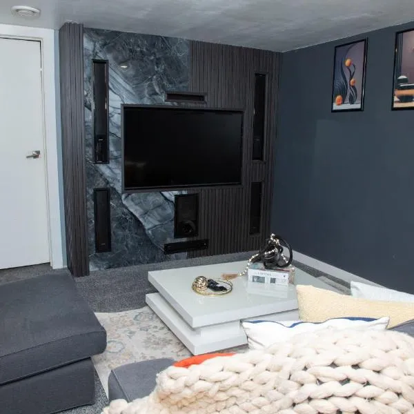 One-bedroom guest suite with private entry，位于温尼伯的酒店