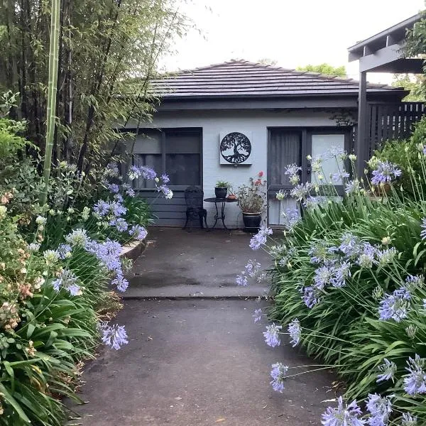 Agapantha Cottage, Country in the City, one bedroom, original art works，位于Hawker的酒店