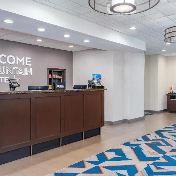 汉普顿帕克市中心酒店（Hampton Inn and Suites Parkersburg Downtown），位于帕克斯堡的酒店