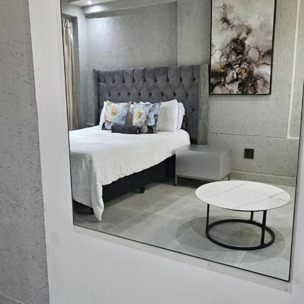 Questro Apartment Hotel，位于eNyamazaneni的酒店