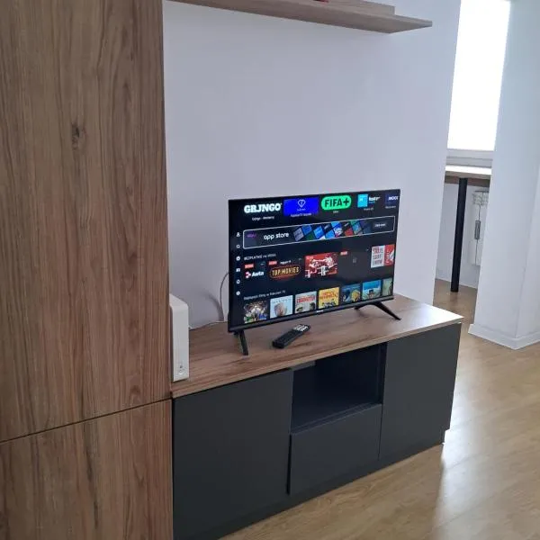 KAWALERKA 28M SALON Z KUCHNIĄ CENTRUM NOWY SĄCZ Faktura VAT，位于新松奇的酒店