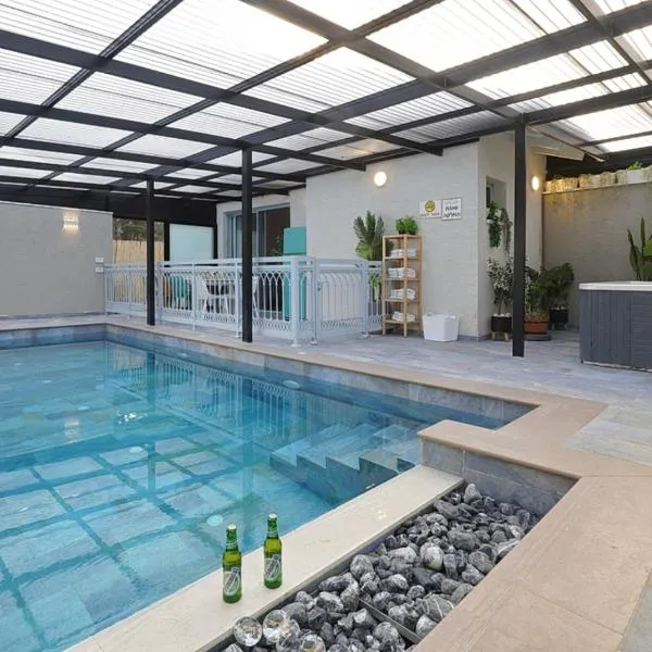 הילת השחר - וילה מדהימה עם 3 חדרי שינה ובריכה פרטית מחוממת ומקורה בעין יעקב，位于‘Ein Ya‘aqov的酒店