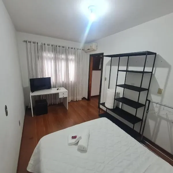 Studio junto a residência familiar a 3,10km do Parque Oktobertfest，位于布卢梅瑙的酒店