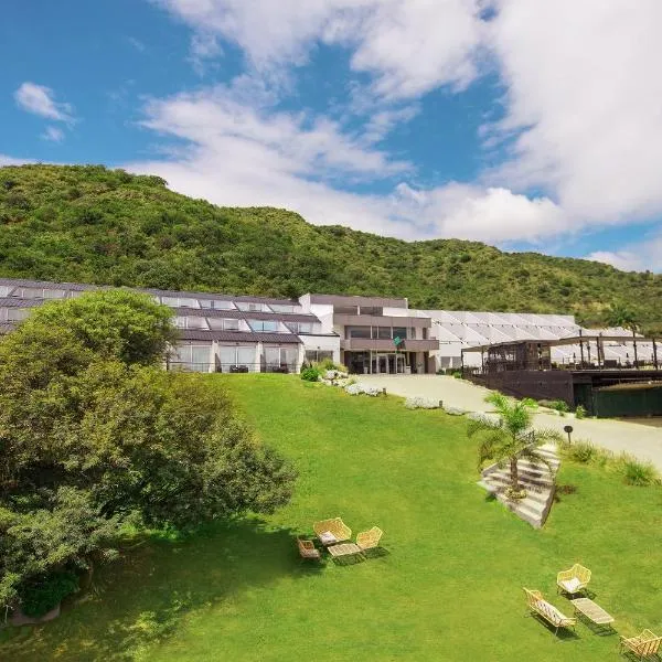 Pinares Panorama Suites, Spa & Convention Center，位于维拉卡洛斯帕兹的酒店