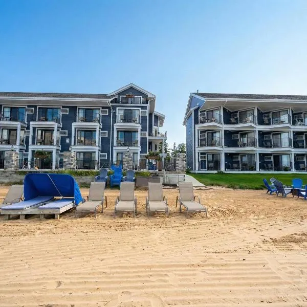 Pointes North Beachfront Hotel - 2 Person Spa Tub Studios，位于特拉弗斯城的酒店