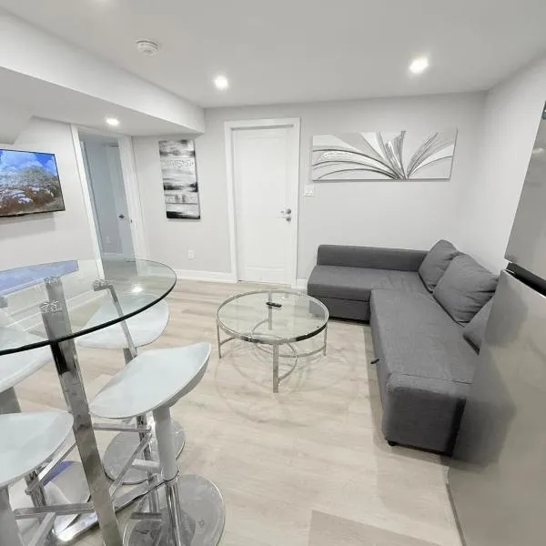 Modern and Cozy Basement Suite,2 Bedrooms with Kitchen ,Parking and Separate Entrance，位于米尔顿的酒店