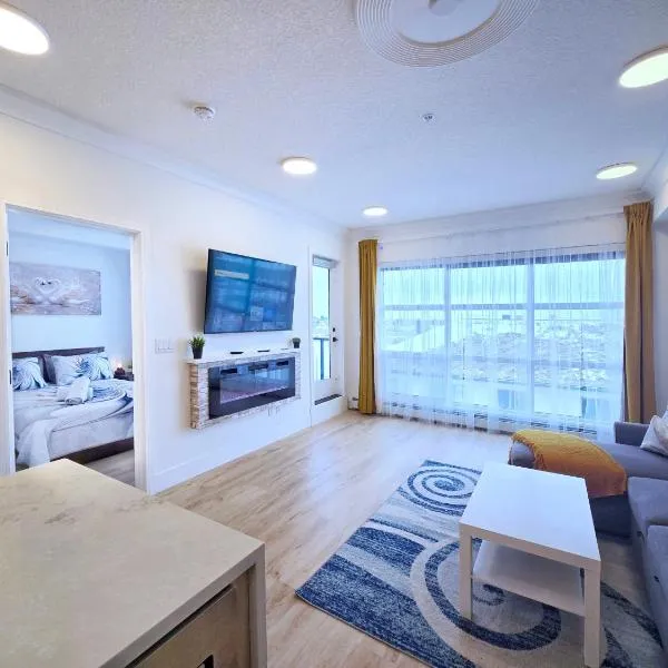 Family Modern 1BR and Den Condo - Apartment with City View, Downtown, Balcony, Free Parking & In-Suite Laundry!，位于卡尔加里的酒店