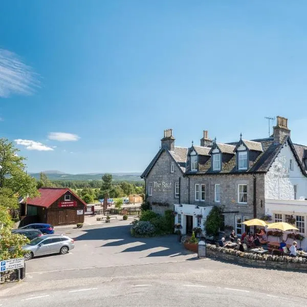 Boat Country Inn and Restaurant，位于Loch Morlich的酒店