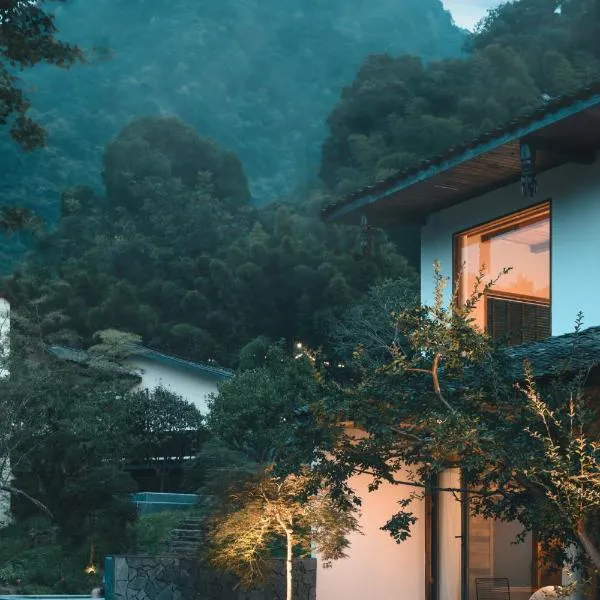 YunXi ChanYi Forest Soup Spring Resort Hotel ,Provides pick-up service and tea leaves,Drink Chinese wild tea leaves，位于峨眉山的酒店