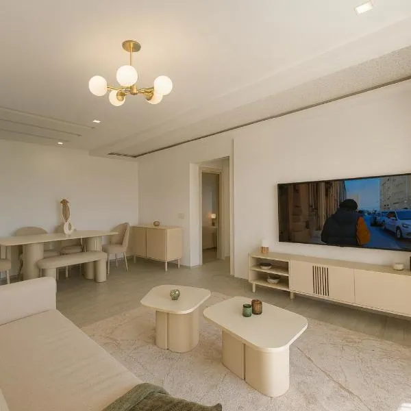 Luxury 2BR Apartment Private Jacuzzi 10mins From Airport，位于突尼斯的酒店