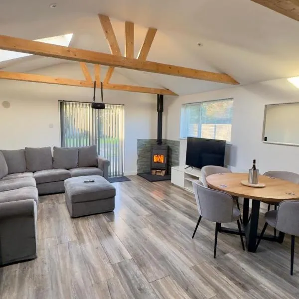 Cozy 2-Bedroom Cottage-Style Home，位于都柏林的酒店