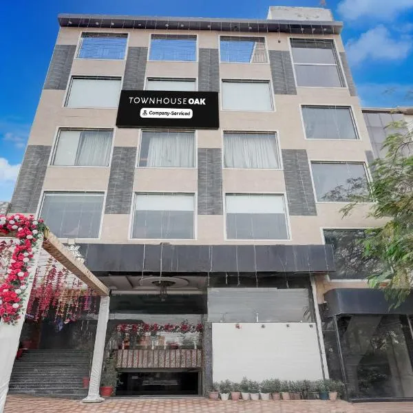 Super OYO Townhouse Oak CSJMU Kanpur Formerly Shree Dev Villa,位于坎普尔的酒店