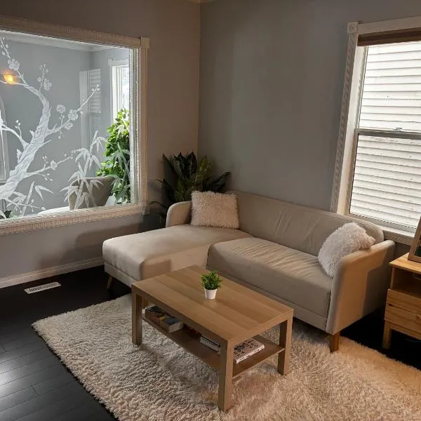 Character Home near Downtown and 17th Avenue，位于卡尔加里的酒店