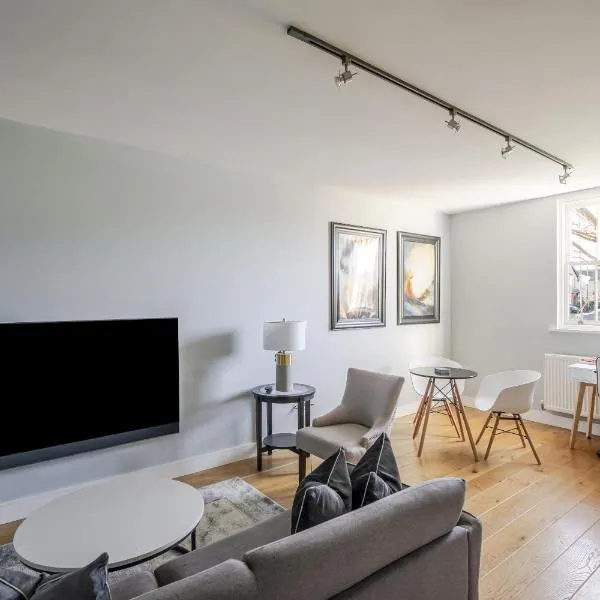 Luxurious Private One Bedroom Apartment With Free Parking，位于布伦特里的酒店