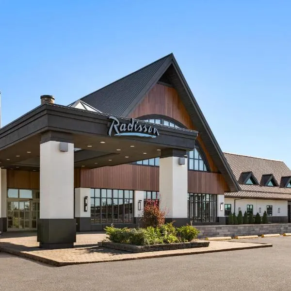 Radisson Hotel Montreal Airport，位于Saint-Laurent的酒店