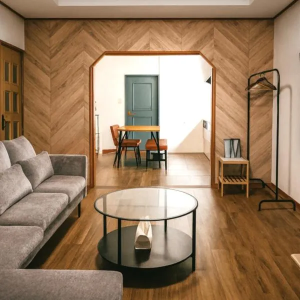 富山駅徒歩15分 環水公園徒歩8分 旅行拠点に最適 和モダン空間でゆったり滞在，位于富山的酒店