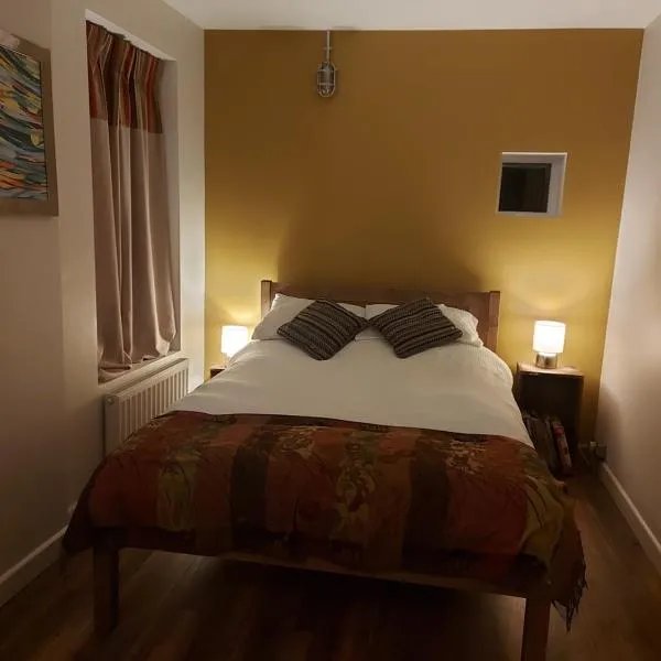 Cosy room in canalside home，位于海伯敦桥的酒店