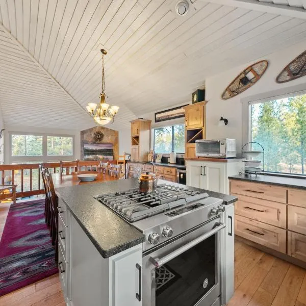 Great Kitchen, AC, SHARC Access, Hot Tub, Bring Pet!，位于森赖弗的酒店