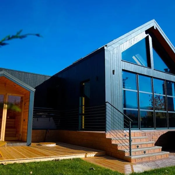 Mănăstirii Chalet - Wood, Glass & Silence，位于Pangarati的酒店