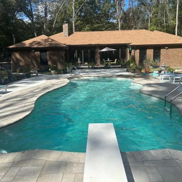 Quiet Forest Vacation home on a Private Road with Spacious Patios, Fire pit, Pet friendly and a Private pool，位于塔拉霍马的酒店