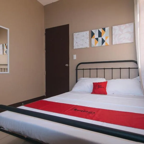 RedDoorz at Aurea Apartelle，位于伊洛伊洛的酒店