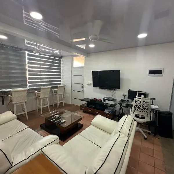 4 Bedroom 4 Bath & Laundry Room Apartment，位于苏莎亚的酒店