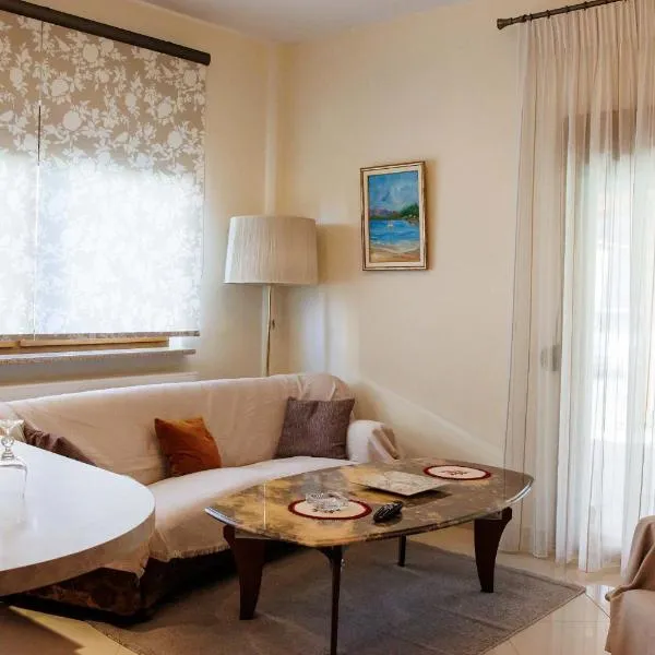 Anastasia's Kastoria Cozy Modern Garden Retreat，位于Maniákoi的酒店