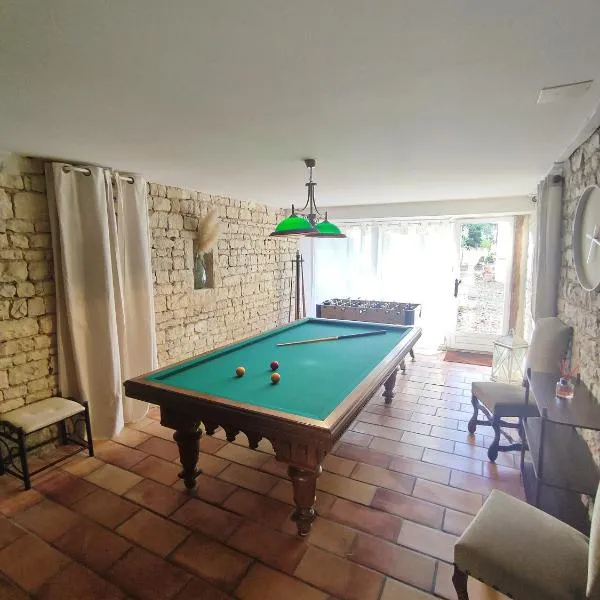 Gîte des Trois Coeurs, 4-8pers, charme ancien et salle de jeux，位于Xambes的酒店