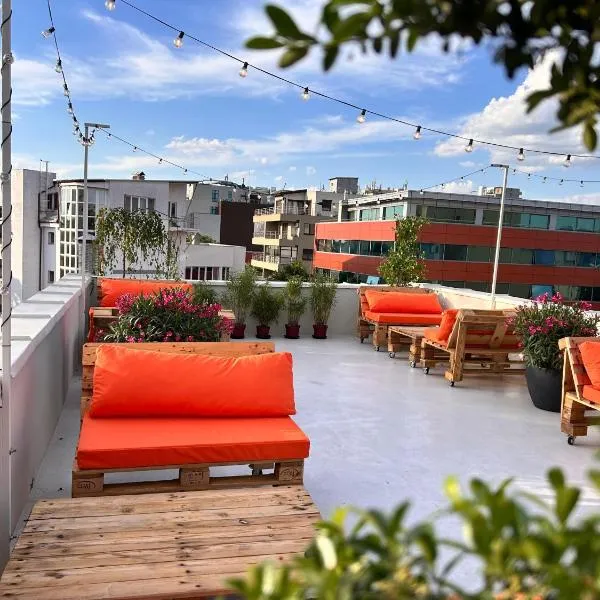 Graffiti Hotel Rooftop - Central Location，位于布加勒斯特的酒店
