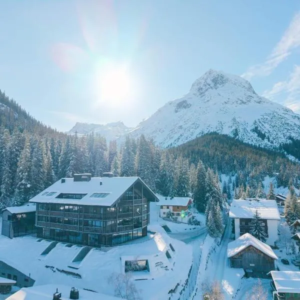 New Hotel Kristberg in Lech with SPA, outdoor pool and view，位于莱赫阿尔贝格的酒店