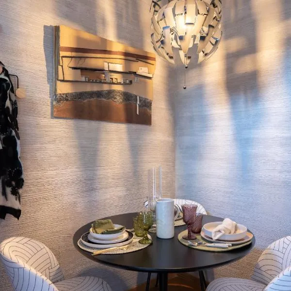 Luxury Art & Chromotherapy Apt-Hospital District5，位于帕维亚的酒店