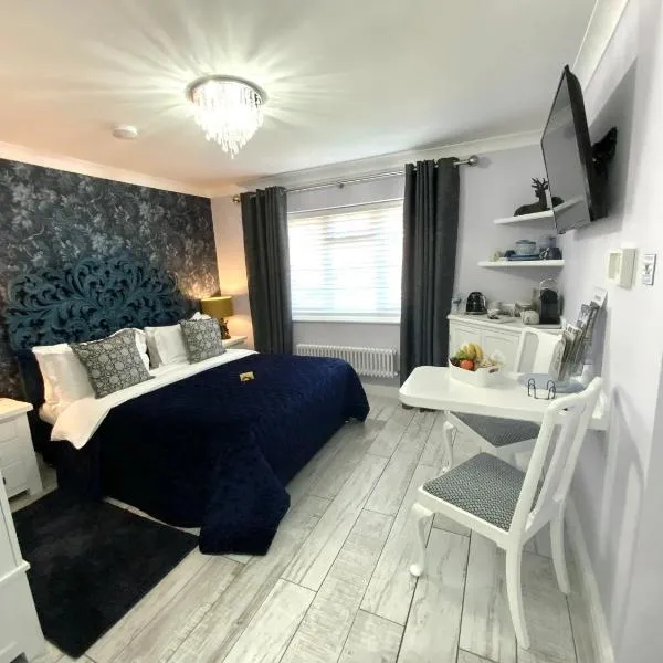 THE KNIGHTWOOD OAK a Luxury King Size Bed -En-Suite Space - LYMINGTON NEW FOREST with Private Entrance - Key Box entry-Free Parking & Private Outdoor Seating Area -Full Fibre WiFi -Town ,Shops , Pubs & Solent Way Walking Distance & Complimentary Breakfast，位于利明顿的酒店