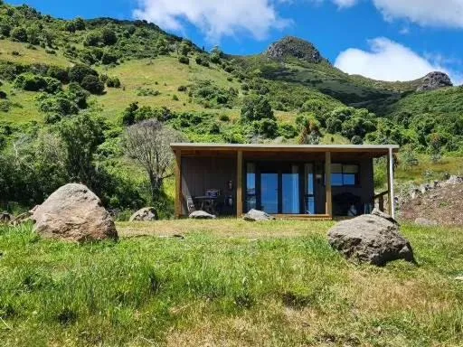 Glenwood Akaroa Bush Retreat - Totara Hut，位于阿卡罗阿的酒店