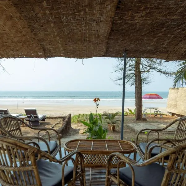 White House Seaview Villa on Talpona Beach，位于Magdāl的酒店