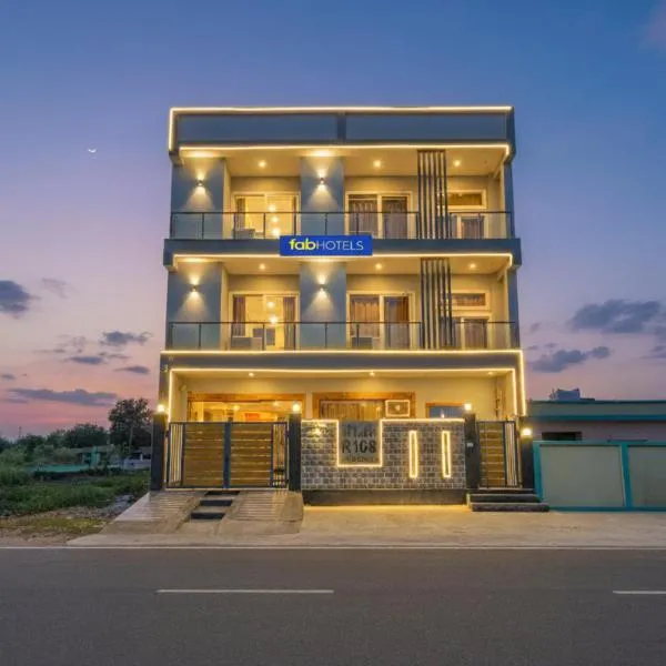FabHotel The Viraaj - Gaur City Mall，位于诺伊达的酒店
