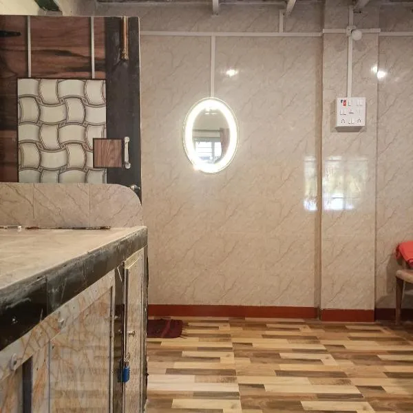 Parvati Niwas Homestay -5 Mins walking frm Revdanda Beach & Fort - Huge Monsoon offer，位于阿利鲍格的酒店