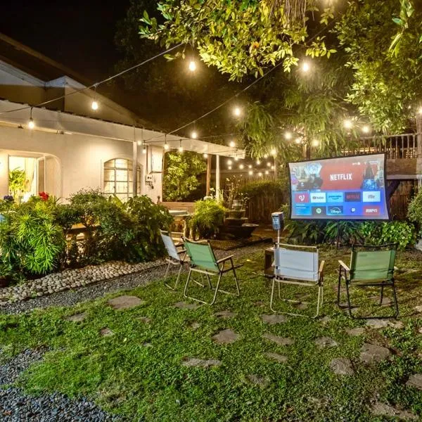 Spacious 6 Bedroom Private Villa 5 Minutes to Crisologo Sleeps 20，位于美岸的酒店