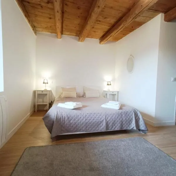 Le Parmelan - Sur la route d'Annecy，位于阿尔巴的酒店