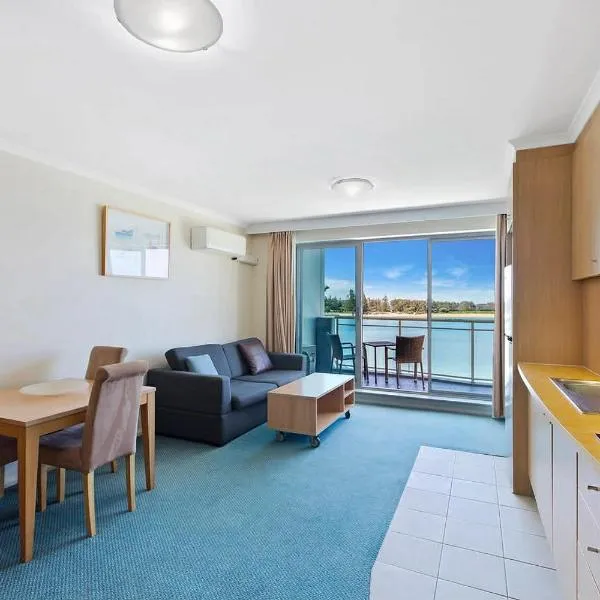 1 Bedroom Waterfront Apartment - Rooftop Pool & Spa，位于安特兰斯的酒店